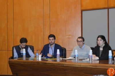 Fotografia do debate, da esquerda para a direita: Ricardo Santos-PSD, Tiago Ferreira-PS, João Pacheco-PCP e Ana Ramos, como moderadora.